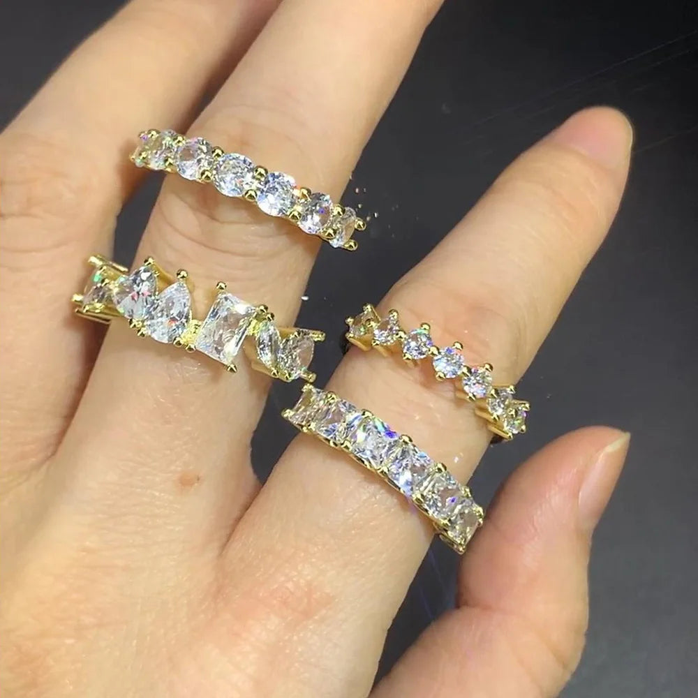Anillo Apilable Minimalista para Mujer Diseño Geométrico en Oro con Circonita