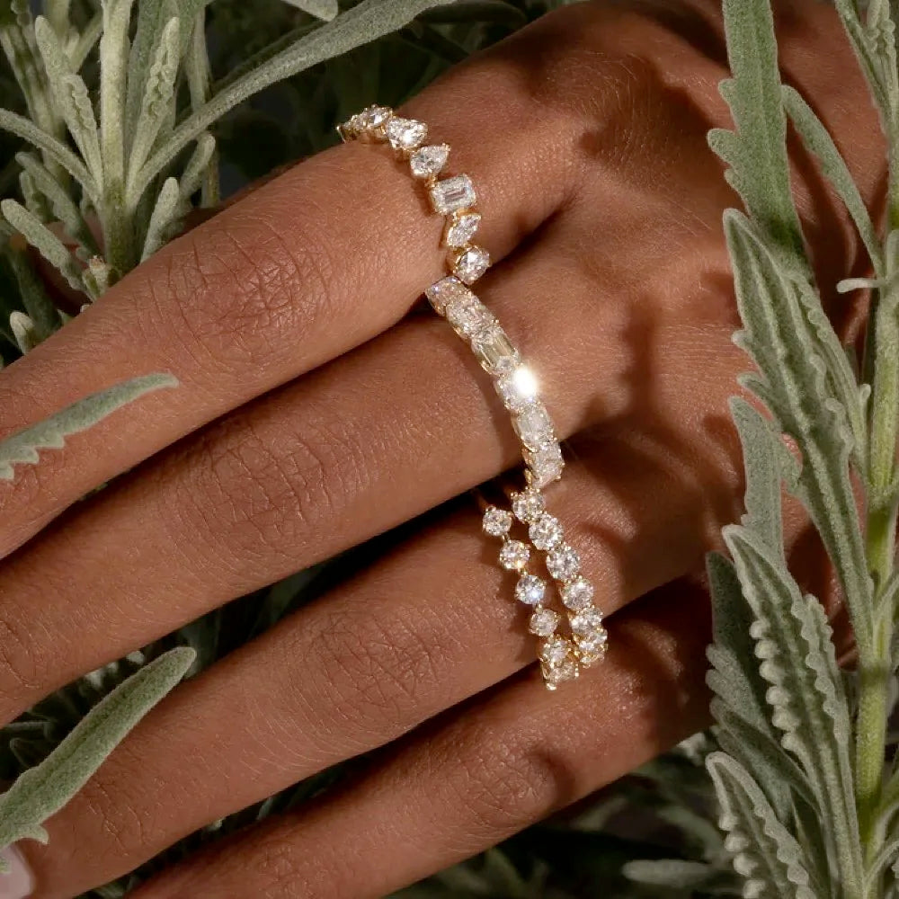Anillo Apilable Minimalista para Mujer Diseño Geométrico en Oro con Circonita