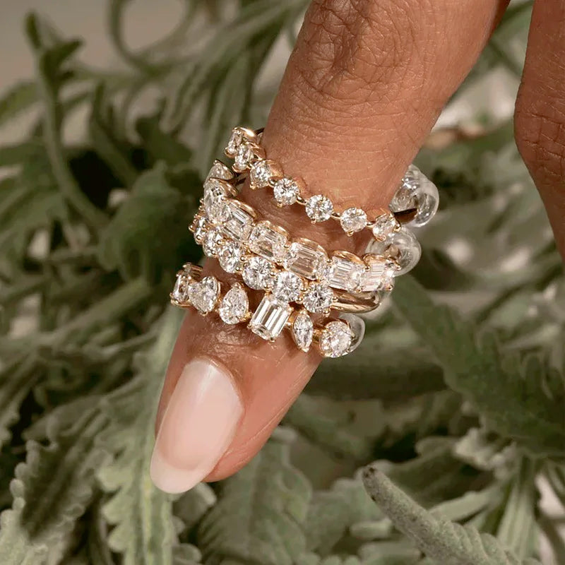 Anillo Apilable Minimalista para Mujer Diseño Geométrico en Oro con Circonita